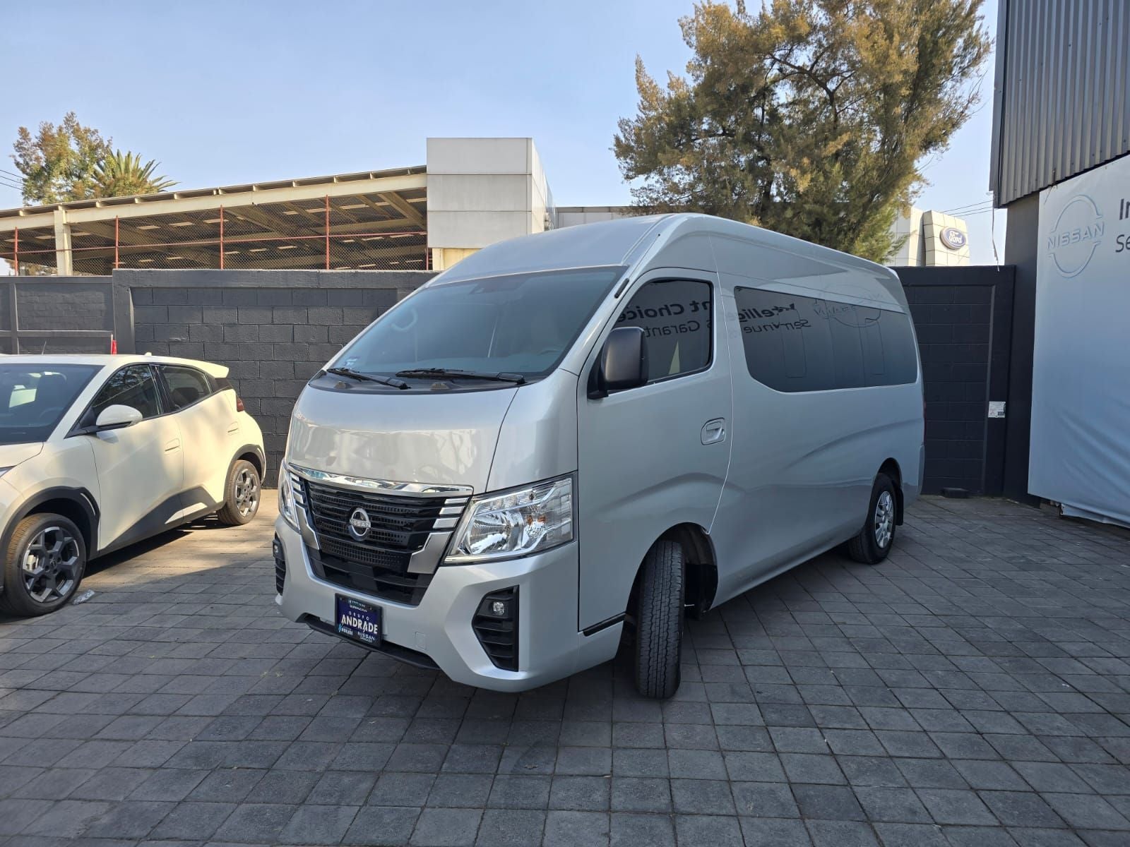 2024 Nissan Urvan 2.5 11 Pasajeros AA Mt
