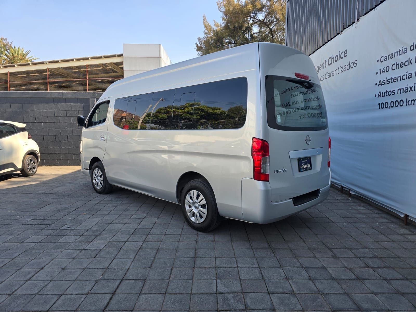 2024 Nissan Urvan 2.5 11 Pasajeros AA Mt